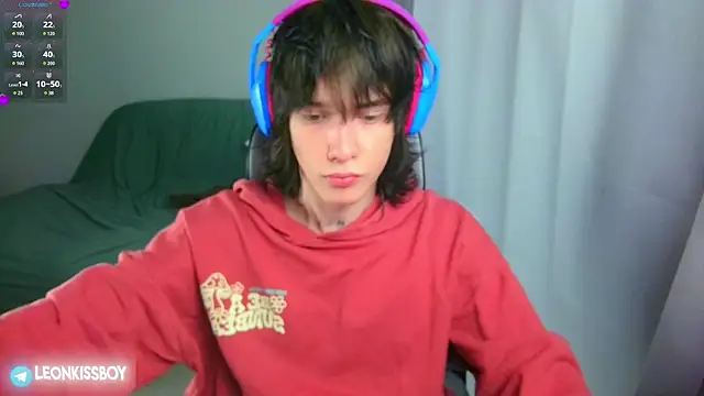 Snapshot of LeonBoykisser chatting on 06/25/26, 02:43 LeonBoykisser online show from 06/25/26, 02:43