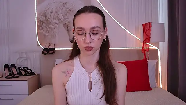 Snapshot of Emily_Simon chatting on 05/18/26, 05:24 Emily Simon online show from 05/18/26, 05:24