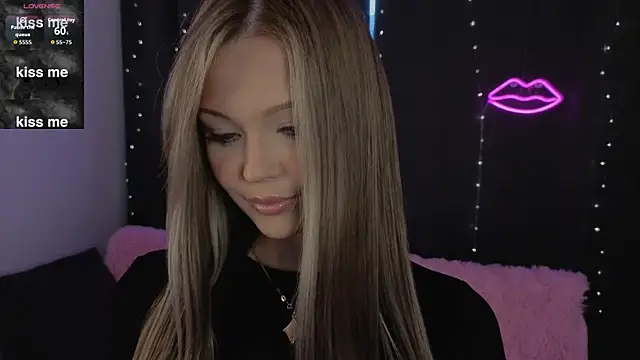 Snapshot of ElsaDivine chatting on 07/19/26, 04:00 ElsaDivine online show from 07/19/26, 04:00
