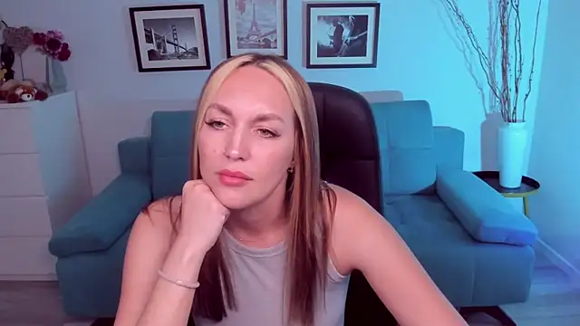 Snapshot of EvieMagical chatting on 06/05/26, 12:00 EvieMagical online show from 06/05/26, 12:00