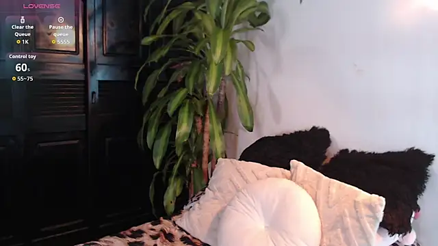 Snapshot of Mia_Volkova_ chatting on 05/25/26, 02:56 Mia Volkova online show from 05/25/26, 02:56