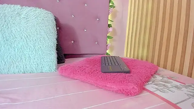 lovely  kiss   online show from 04/21/26, 06:23