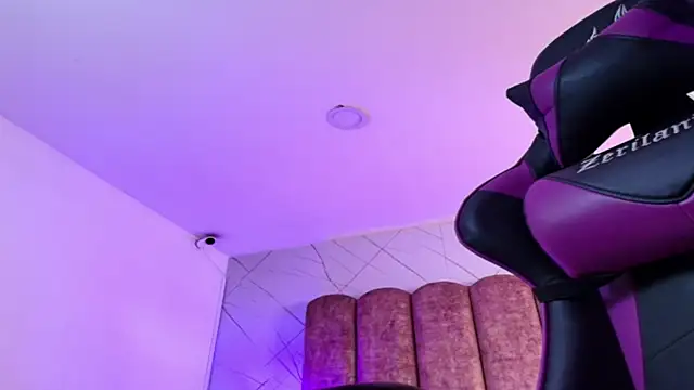 Snapshot of ShadowLune chatting on 02/19/26, 07:54 ShadowLune online show from 02/19/26, 07:54