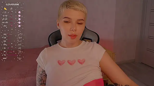 Snapshot of Elise_Day chatting on 06/25/26, 01:48 Elise Day online show from 06/25/26, 01:48