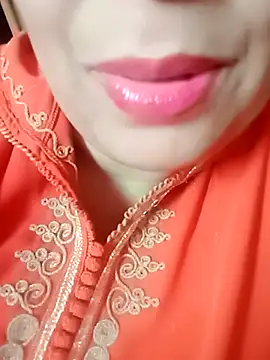 Snapshot of Naughty-Yousra chatting on 05/15/26, 08:32 Naughty-Yousra online show from 05/15/26, 08:32
