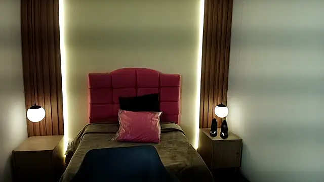 Snapshot of IvonneRoss_ chatting on 02/05/26, 12:10 IvonneRoss online show from 02/05/26, 12:10