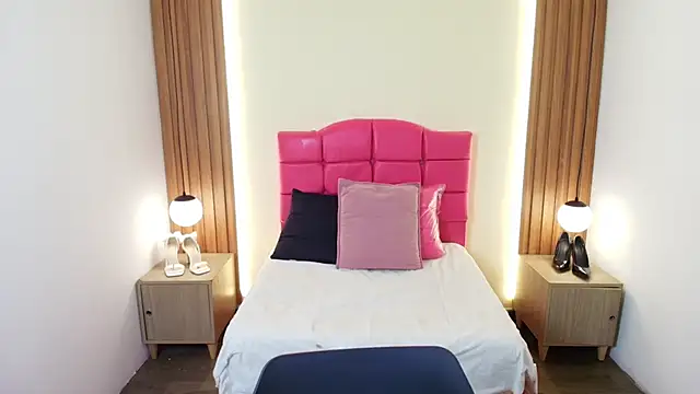 Snapshot of IvonneRoss_ chatting on 02/25/26, 12:15 IvonneRoss online show from 02/25/26, 12:15