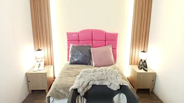 Snapshot of IvonneRoss_ chatting on 02/26/26, 12:15 IvonneRoss online show from 02/26/26, 12:15