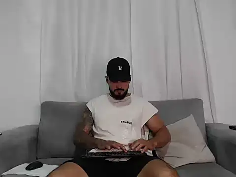 Snapshot of Handsomen69 chatting on 03/05/26, 02:07 Handsomen69 online show from 03/05/26, 02:07