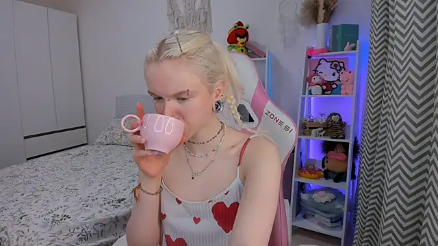 Snapshot of Mia_WaterFall chatting on 02/10/26, 03:21 Mia WaterFall online show from 02/10/26, 03:21