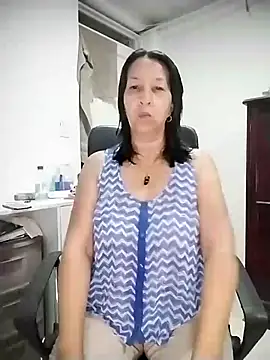 Snapshot of RosseLaure chatting on 06/15/26, 11:29 RosseLaure online show from 06/15/26, 11:29