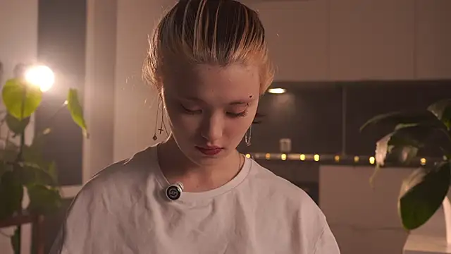 Snapshot of EleniRoeber chatting on 02/19/26, 04:25 EleniRoeber online show from 02/19/26, 04:25