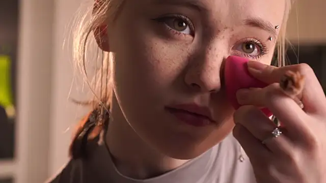 Snapshot of EleniRoeber chatting on 02/22/26, 04:16 EleniRoeber online show from 02/22/26, 04:16