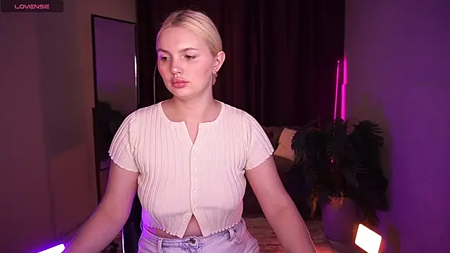 AmeliaWeells online show from 04/25/26, 03:53