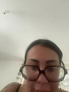 Snapshot of Melissa-suisse chatting on 02/16/26, 02:13 Melissa-suisse online show from 02/16/26, 02:13