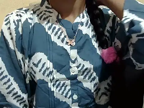 Snapshot of Khushi_v chatting on 02/05/26, 02:22 Khushi v online show from 02/05/26, 02:22