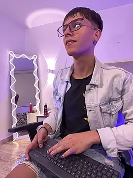 Snapshot of EVAN_TAY chatting on 02/01/26, 03:05 EVAN TAY online show from 02/01/26, 03:05