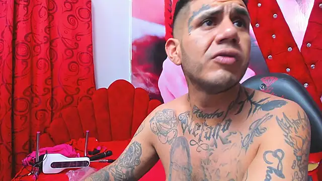 Snapshot of allison_max_tattoo chatting on 02/11/26, 01:32 allison max tattoo online show from 02/11/26, 01:32