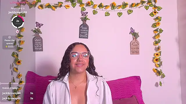 Snapshot of emiily_curly chatting on 07/17/26, 11:28 emiily curly online show from 07/17/26, 11:28