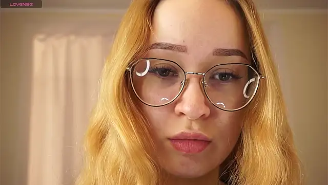 Snapshot of SallyDeniken chatting on 02/02/26, 05:22 SallyDeniken online show from 02/02/26, 05:22