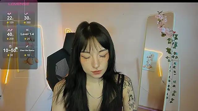 Snapshot of AliceeinWonderlanddd chatting on 05/03/26, 02:06 AliceeinWonderlanddd online show from 05/03/26, 02:06