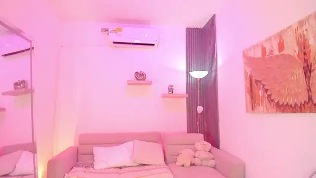 Snapshot of TAHIELA_ chatting on 02/13/26, 10:44 TAHIELA online show from 02/13/26, 10:44