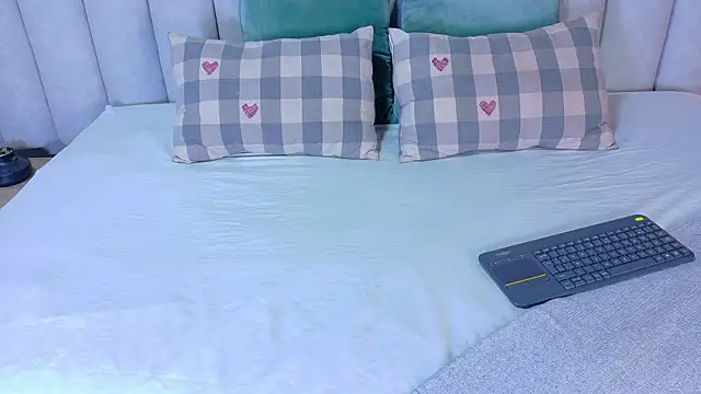 Snapshot of AnnieRouse__ chatting on 04/19/26, 11:42 AnnieRouse online show from 04/19/26, 11:42