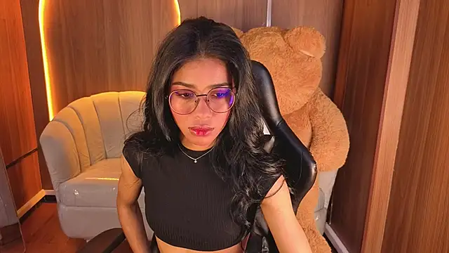 Snapshot of Alina_b_ chatting on 02/14/26, 12:46 Alina b online show from 02/14/26, 12:46