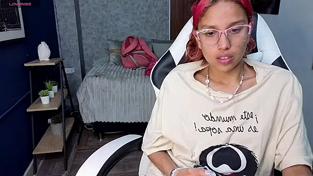 Snapshot of saphire_ chatting on 06/18/26, 02:10 saphire online show from 06/18/26, 02:10