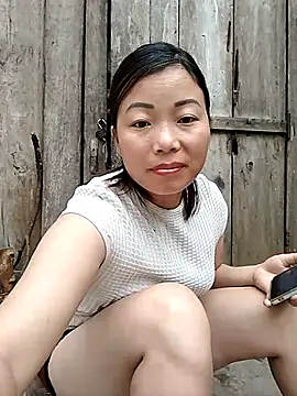 Ella-aa online show from 05/18/26, 01:45