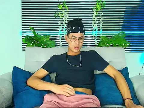 Snapshot of ThiiagoSaeenz chatting on 02/03/26, 02:33 ThiiagoSaeenz online show from 02/03/26, 02:33