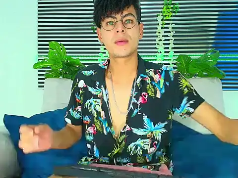 Snapshot of ThiiagoSaeenz chatting on 02/05/26, 03:11 ThiiagoSaeenz online show from 02/05/26, 03:11