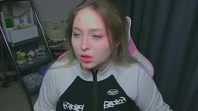 Snapshot of Emiliaaah chatting on 02/03/26, 01:49 Emiliaaah online show from 02/03/26, 01:49