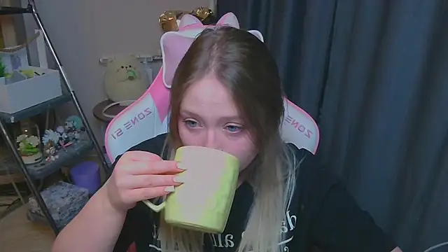 Snapshot of Emiliaaah chatting on 02/04/26, 05:08 Emiliaaah online show from 02/04/26, 05:08