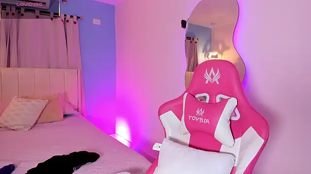 Snapshot of LOU_22_ chatting on 02/21/26, 12:50 LOU 22 online show from 02/21/26, 12:50