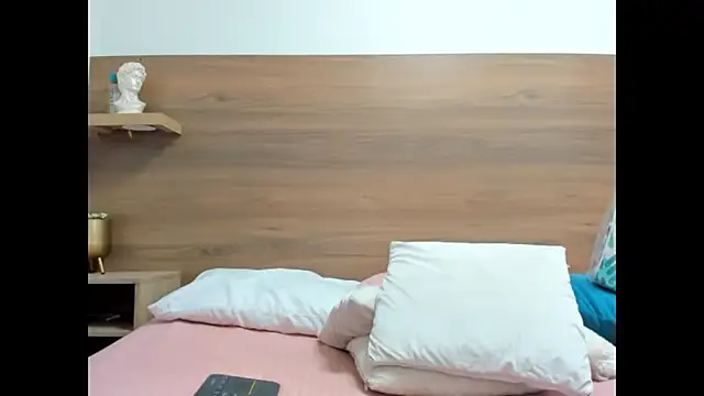 Snapshot of luz-miiaa chatting on 02/13/26, 12:01 luz-miiaa online show from 02/13/26, 12:01