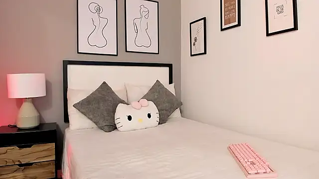 Snapshot of QueenRose___ chatting on 02/04/26, 12:33 QueenRose online show from 02/04/26, 12:33