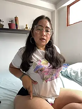 Snapshot of alisbloom chatting on 02/05/26, 06:01 alisbloom online show from 02/05/26, 06:01