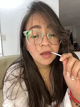 Snapshot of alisbloom chatting on 02/17/26, 06:14 alisbloom online show from 02/17/26, 06:14