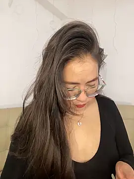 Snapshot of alisbloom chatting on 02/19/26, 06:04 alisbloom online show from 02/19/26, 06:04