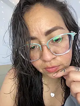 Snapshot of alisbloom chatting on 02/25/26, 06:06 alisbloom online show from 02/25/26, 06:06