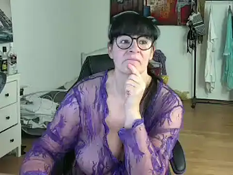 Snapshot of Sylly chatting on 02/24/25, 07:33 Sylly online show from 02/24/25, 07:33
