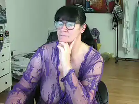 Snapshot of Sylly chatting on 02/24/25, 11:32 Sylly online show from 02/24/25, 11:32
