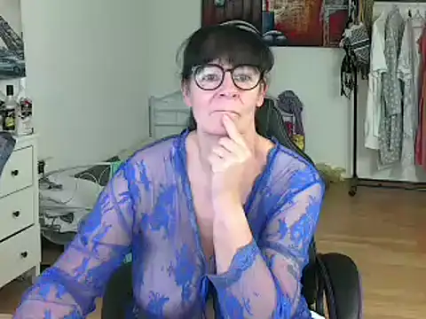 Snapshot of Sylly chatting on 03/02/25, 11:39 Sylly online show from 03/02/25, 11:39