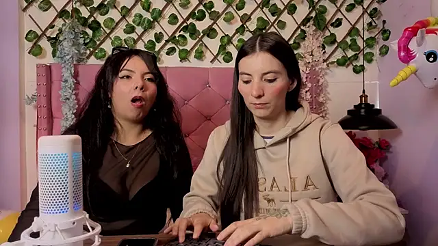 Valkiria-and-Dione online show from 04/11/26, 07:29