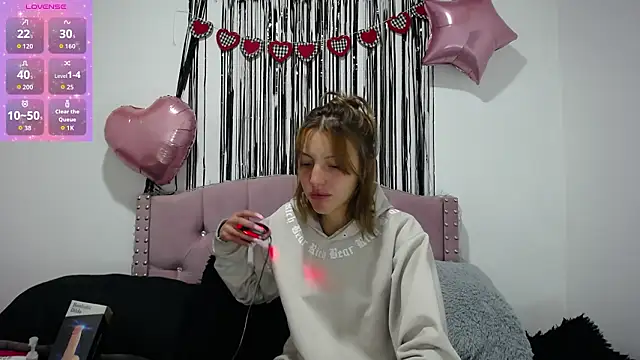 Snapshot of emily_cooper_pym chatting on 02/13/26, 12:01 emily cooper pym online show from 02/13/26, 12:01