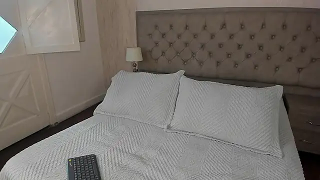 Snapshot of Sienna_brunette chatting on 02/03/26, 01:16 Sienna brunette online show from 02/03/26, 01:16