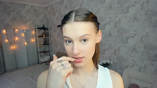Snapshot of LianneBynon chatting on 06/29/26, 08:31 LianneBynon online show from 06/29/26, 08:31