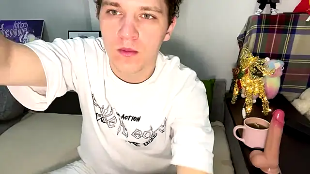 Snapshot of Bob_bucks chatting on 03/12/26, 01:45 Bob bucks online show from 03/12/26, 01:45