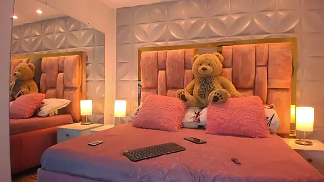 Snapshot of Paris_Velvet chatting on 02/02/26, 10:19 Paris Velvet online show from 02/02/26, 10:19